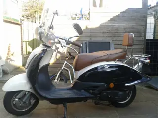 Mooi scooter tekoop met regen scherm en afdekhoes.