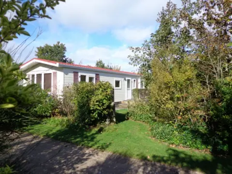 Chalet aan de rand van het bos tussen Den Burg en De Koog