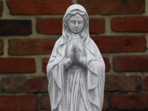 Religie , tuinbeeld , heilige Maria , rozen krans