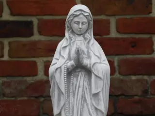 Religie , tuinbeeld , heilige Maria , rozen krans