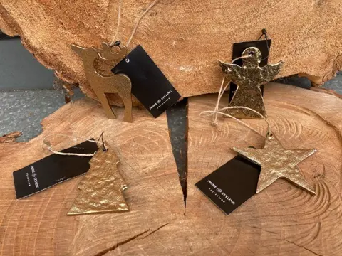KERST DECO HANGERS GOUD 4 VERSCHILLENDE NIEUW
