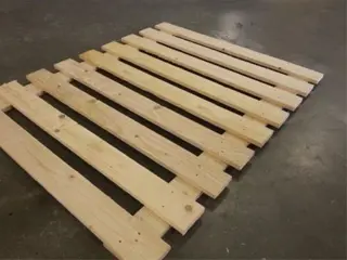 Nieuwe houten vlonders legborden voor palletstellingen bij P