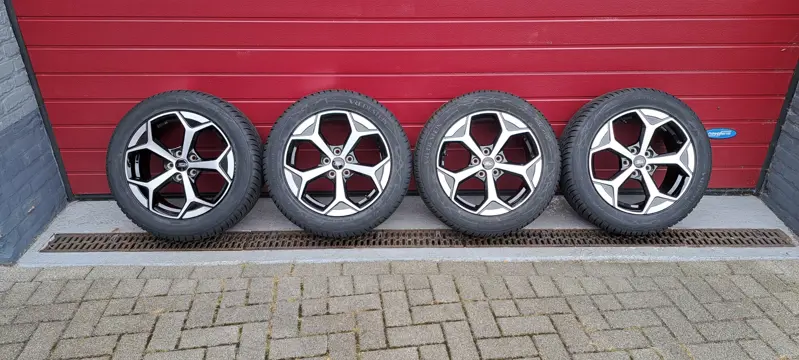 Ford Puma nieuw winterbanden set 215/55R17 Vredestein wintrac pro + TPMS