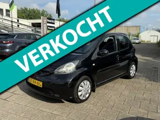 Toyota Aygo 1.0-12V + GROOTSCHERM | AIRCO | SPOILER