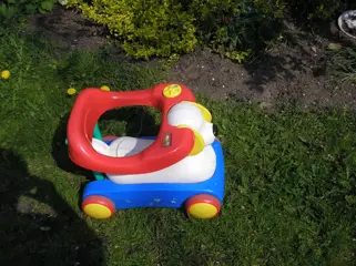 Loopkar - met laadruimte waar ze volop mee spelen