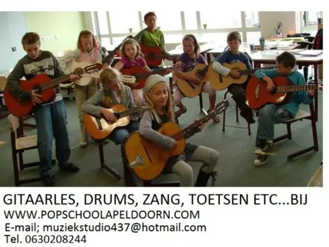 Gitaarles, drum, zang en keyboard.