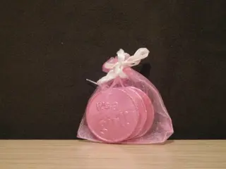 Drie chocolade munten meisje roze zakje organza (bedankjes)