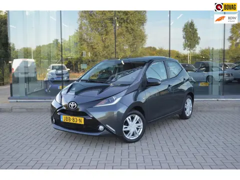 Toyota Aygo 1.0 VVT-i x-play | Camera | Cruise controle | Airco | Bluetooth