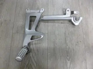 DUO VOETSTEUN LINKS Triumph Sprint ST 955 1999 - 2005