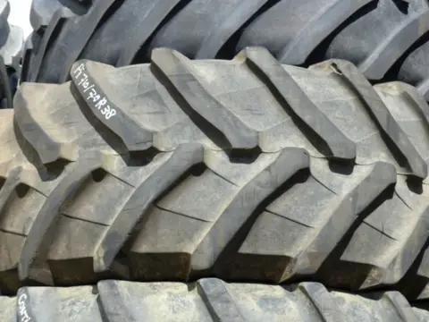 R38 Pirelli 710/70R38