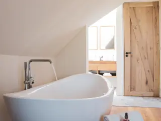 Kamer met regendouche riant ligbad en weids uitzicht