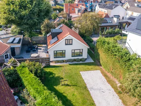 Ruim vakantiehuis met omheinde tuin nabij bos en strand