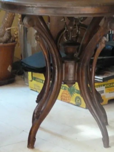 HANDGEMAAKT ANTIEK TAFELTJE