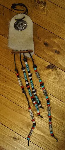 Wanddecoratie koeienhuid met kralen