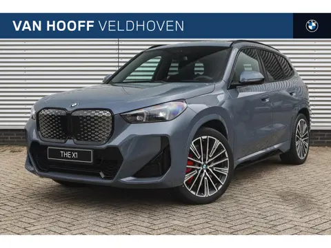 BMW iX1 xDrive30 High Executive M Sport / Trekhaak / Sportstoelen / Parking Assistant Professional /