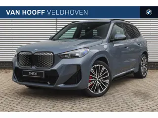 BMW iX1 xDrive30 High Executive M Sport / Trekhaak / Sportstoelen / Parking Assistant Professional /