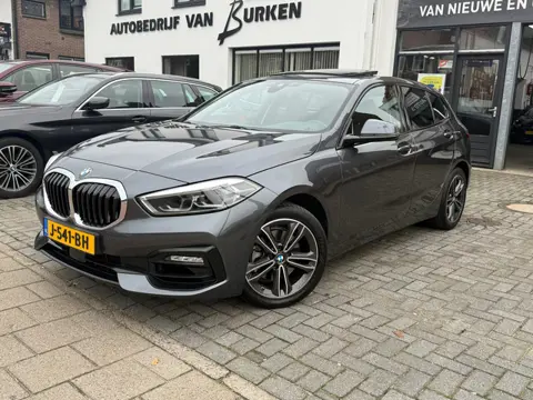 BMW 1-serie 118i High Executive Edition, Panoramadak,Apple Carplay/Android,Stoelverwarming,Navigatie