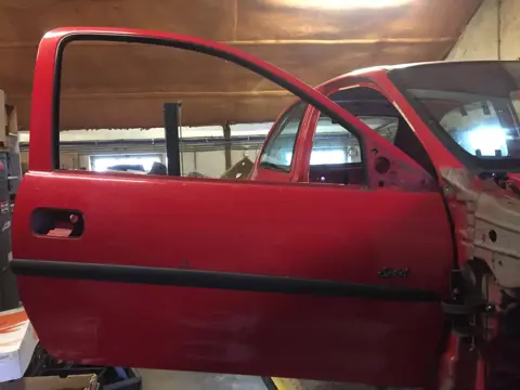 Deur rechts voor Opel Corsa B 3 deurs 90535080