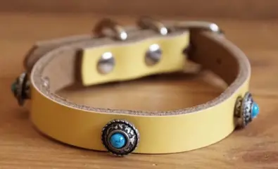 Leren hondenhalsband " Concho met blauwe steen " Geel
