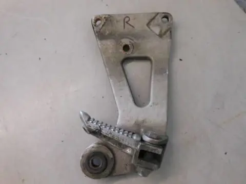 Suzuki GSX-R750(GR77A) Schetsplaat met step rechts achter 43600-