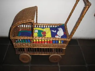 Poppenwagen riet - voor de kleine poppenmoeder