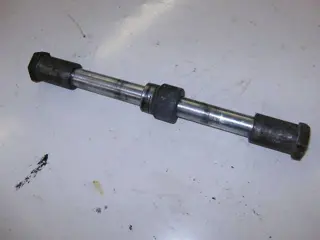 Kawasaki Z650B Voorwiel As 41068-049