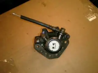 Kawasaki ZN1100B (KZT10A) Remklauw links 43041-1173