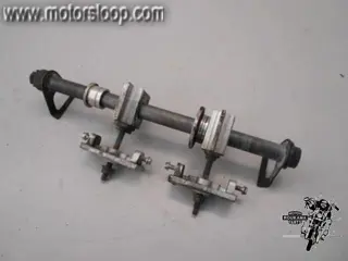 Kawasaki ZX-6R(ZX600F) Achterwiel as met spanners