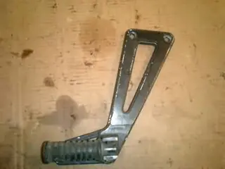 Suzuki DR650RSE Schetsplaat met voetstep rechts 43600-12D00