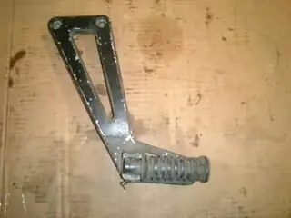 Suzuki DR650RSE Schetsplaat met voetstep links 43700-12D00