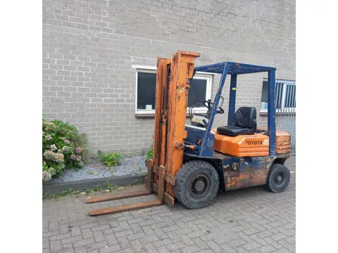 TOYOTA 02-5FD25 Diesel Heftruck Triplo 4,7 m