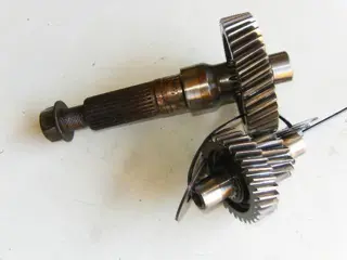 Suzuki AN400 Aandrijf As met tandwiel