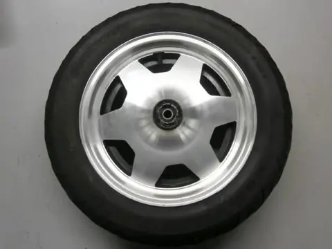 Suzuki AN400 Voorwiel met band