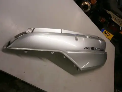 Suzuki AN400 Zijdeel links achter
