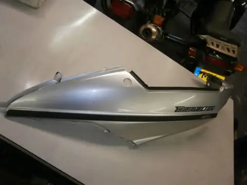 Suzuki AN400 Zijdeel links achter