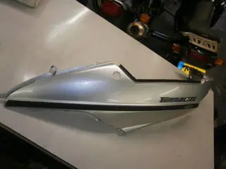 Suzuki AN400 Zijdeel links achter