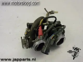 Suzuki AN650(BU1321) Gasklephuis met injectoren en sensors