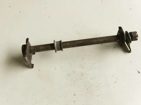Suzuki DR250S Achterwiel As 64711-38200