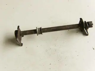 Suzuki DR250S Achterwiel As 64711-38200