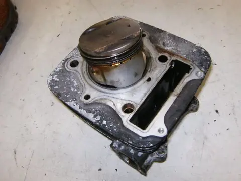 Suzuki DR250S Cilinder met zuiger 11210-38210