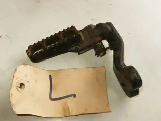 Suzuki DR250S Voetstep Links Voor 43520-38200