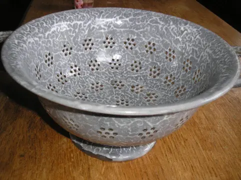 Grijs gewolkt emaille, vergiet