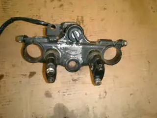 Suzuki DR650RSE Kroonplaat met contactslot 51311-12D00