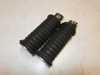 Suzuki GN250 Voetsteps achter (SET) 43610-38300 & 43612-03001