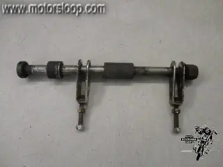 Suzuki GN400 Achterwiel as met spanners