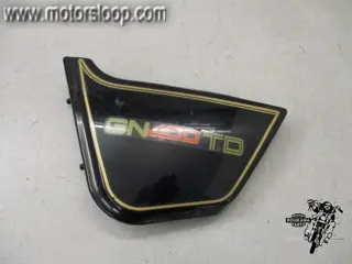 Suzuki GN400 Zijkap links zwart
