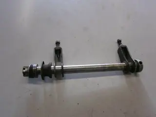 Suzuki GS1150EG Achterwiel as met kettingspanners 64711-00A00