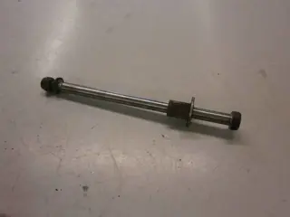 Suzuki GS1150EG Voorwiel as 54711-00A00