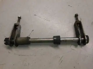 Suzuki GS300L(GK52L) Achterwiel as met spacers en spanners 64711