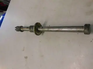 Suzuki GS300L(GK52L) Voorwiel as 54711-33002